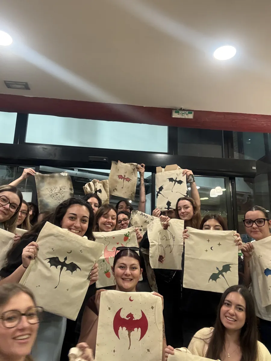 Les lectrices réunies avec leurs tote bags décorés