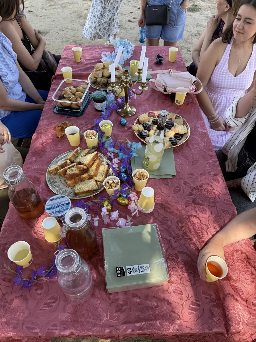 Lectrices autour d’une table de livres et de gourmandises