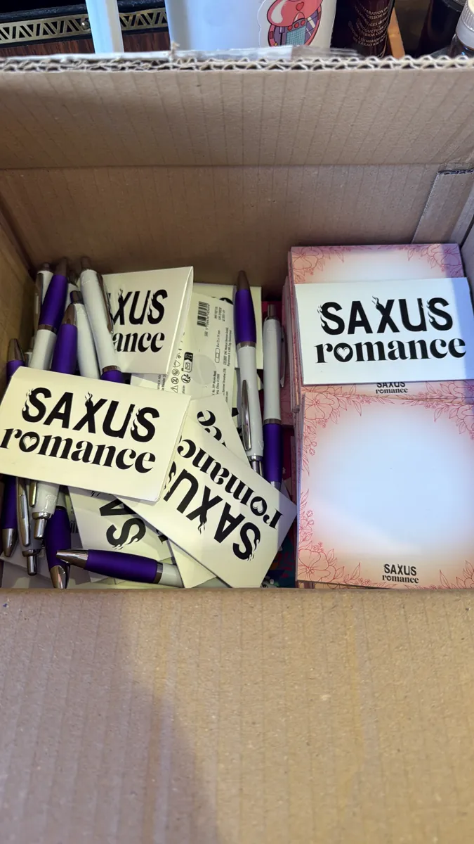 Un carton rempli de romans Saxus Romance