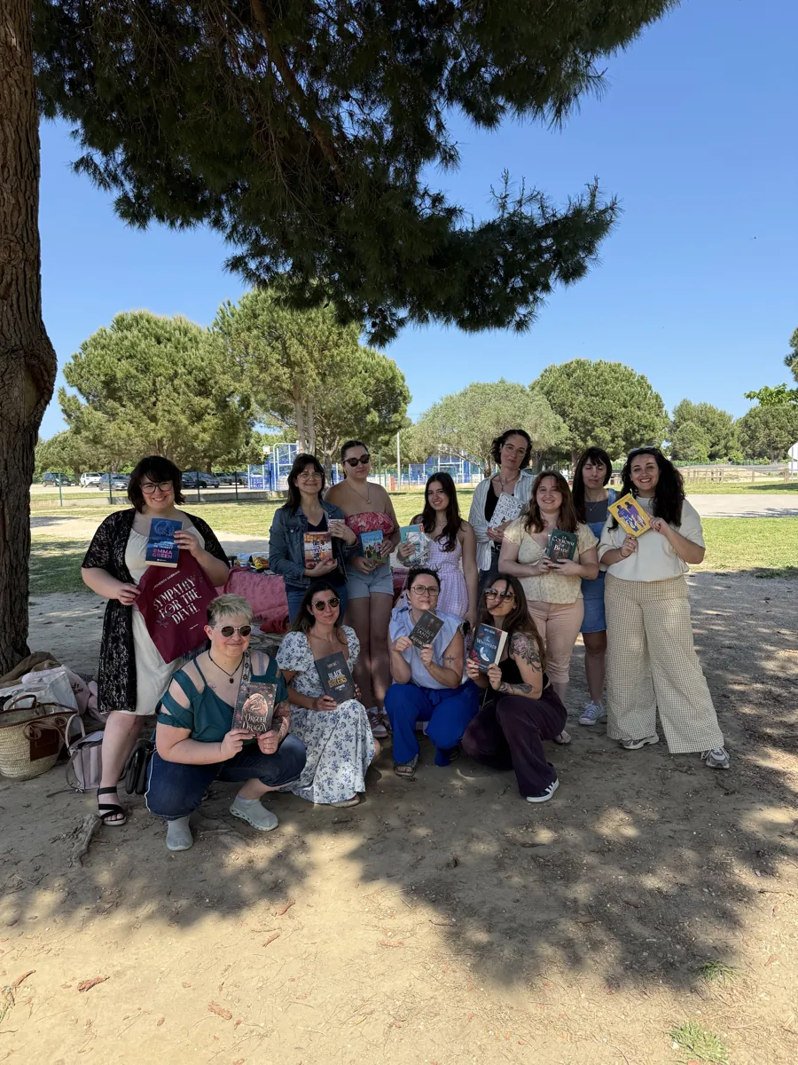 Photo de groupe des lectrices en plein air avec leurs livres