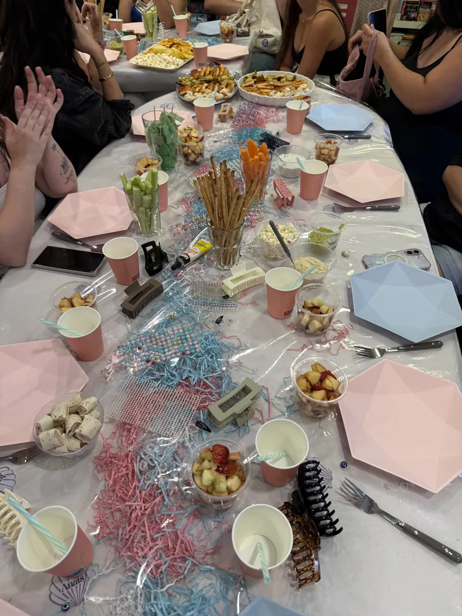 Livres et boissons sur une table entourée de lectrices