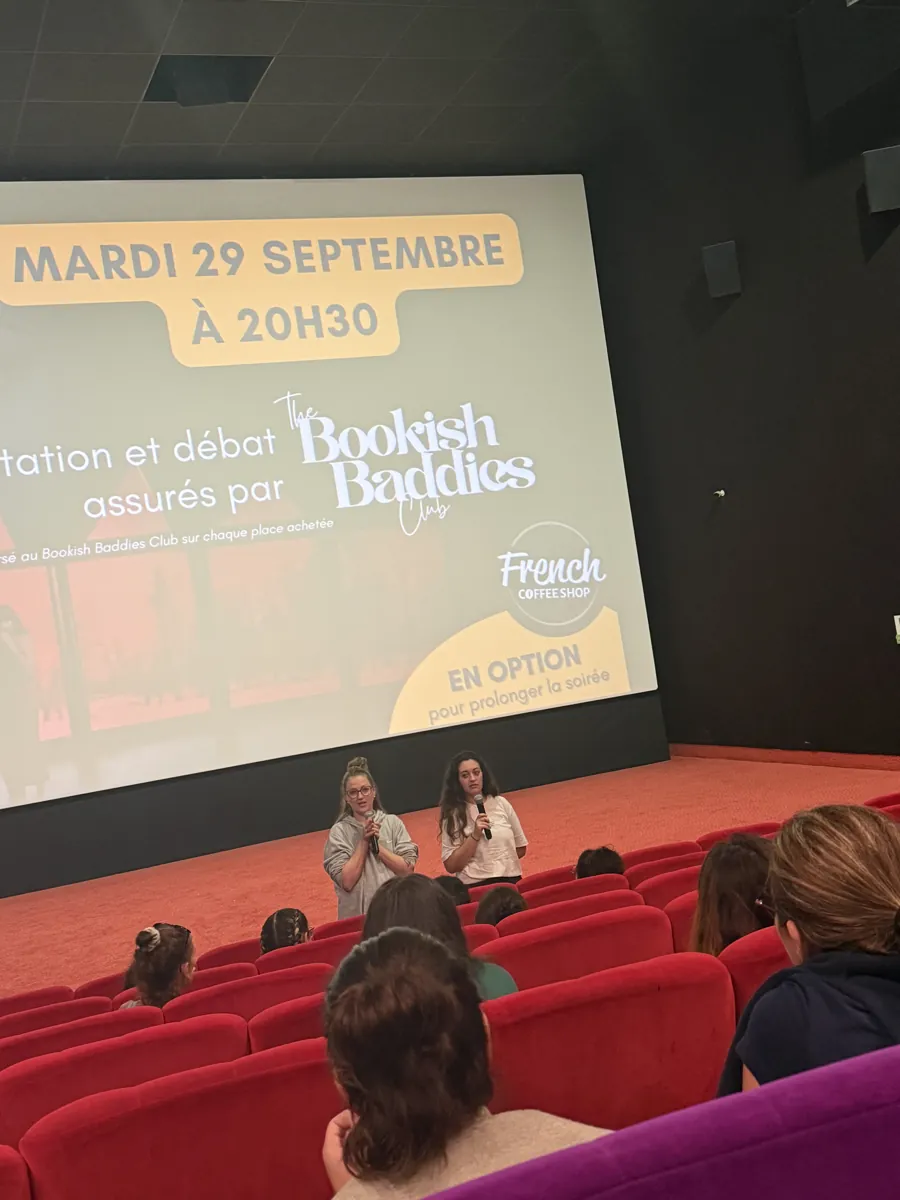 Discussion du Bookish Baddies Club devant un écran de cinéma