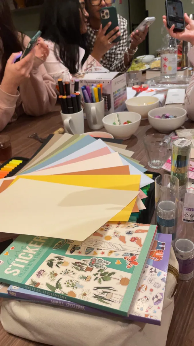 Atelier créatif avec papiers colorés et matériel sur la table