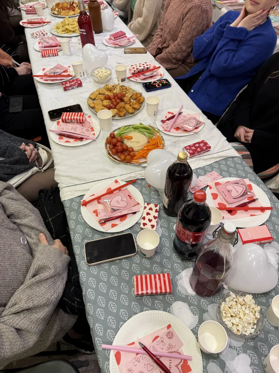 Un repas partagé entre les membres du club